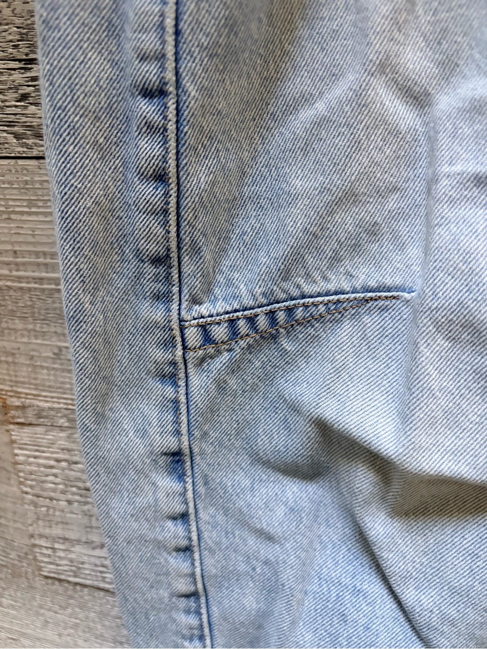 Levi's | Cinch Barrel-Leg Light Wash High-Rise Denim Jeans - Women's 33x31 - Picture 7 of 13